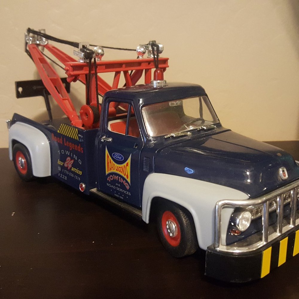 Road Legends 1953 F-100 Wrecker Tow Truck